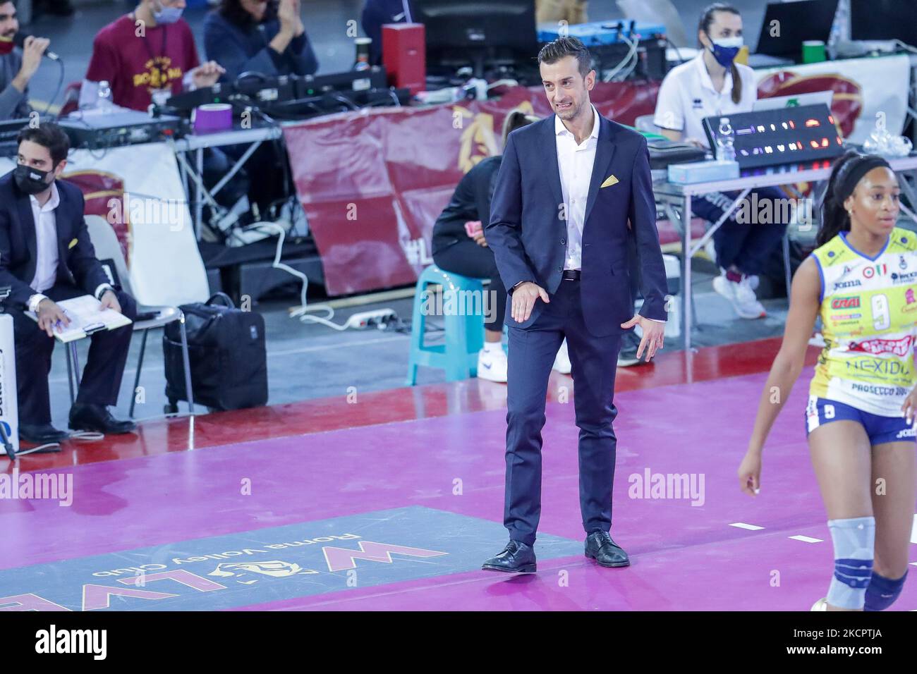 Allenatore Danliele Santarelli (Volley di Imoco Conegliano) durante il Volley Serie Italiana A1 Women Match acqua&Sapone Roma Volley Club vs Volley di Imoco Conegliano il 17 ottobre 2021 al pala EUR di Roma (Foto di Luigi Mariani/LiveMedia/NurPhoto) Foto Stock