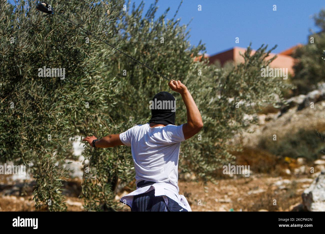 Nablus, Palestina. 04th Nov 2022. Un manifestante palestinese lancia pietre contro i soldati israeliani durante la manifestazione contro gli insediamenti israeliani nel villaggio di Beit Dajan, vicino alla città di Nablus in Cisgiordania. Credit: SOPA Images Limited/Alamy Live News Foto Stock