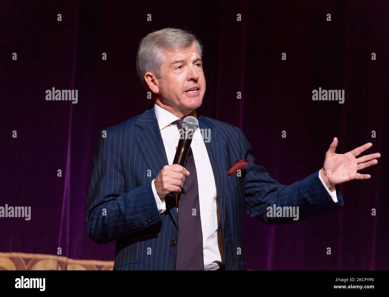 Harry Brunjes, Presidente dell'ENO, si rivolge al pubblico prima di una prova di vestiario di LA BOHEME di Puccini all'Opera Nazionale Inglese (ENO), London Coliseum, Londra WC2 nell'ottobre 2015 Foto Stock