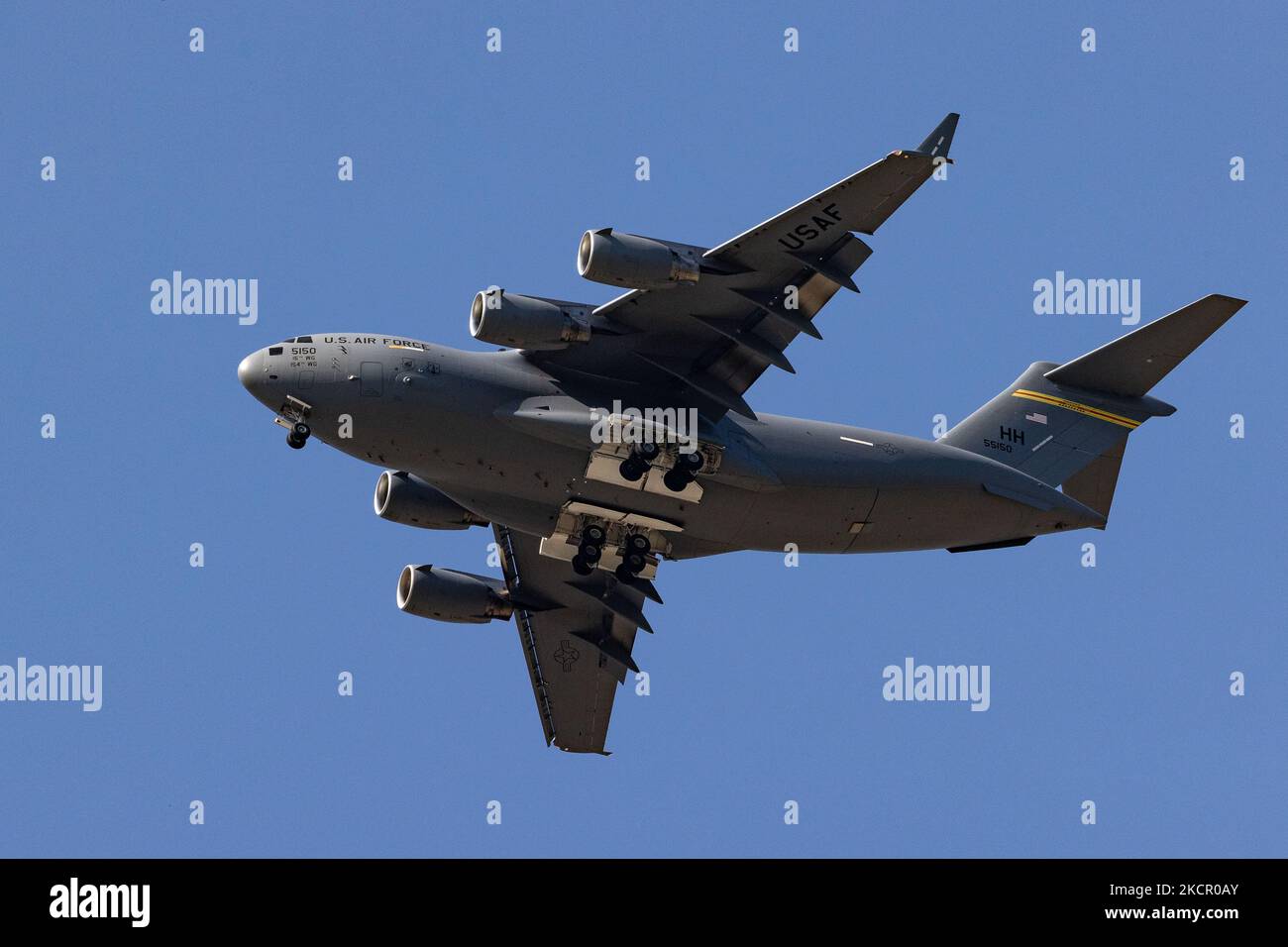 Il C-17 dell'aeronautica statunitense si esibisce durante una giornata stampa per la mostra internazionale di aeronautica e difesa (ADEX) di Seoul del 2021 presso l'aeroporto militare di Seongnam il 18 ottobre 2021 in Corea del Sud. Il Seoul ADEX 2021 sarà aperto dal 19 al 23 ottobre. (Foto di Chris Jung/NurPhoto) Foto Stock