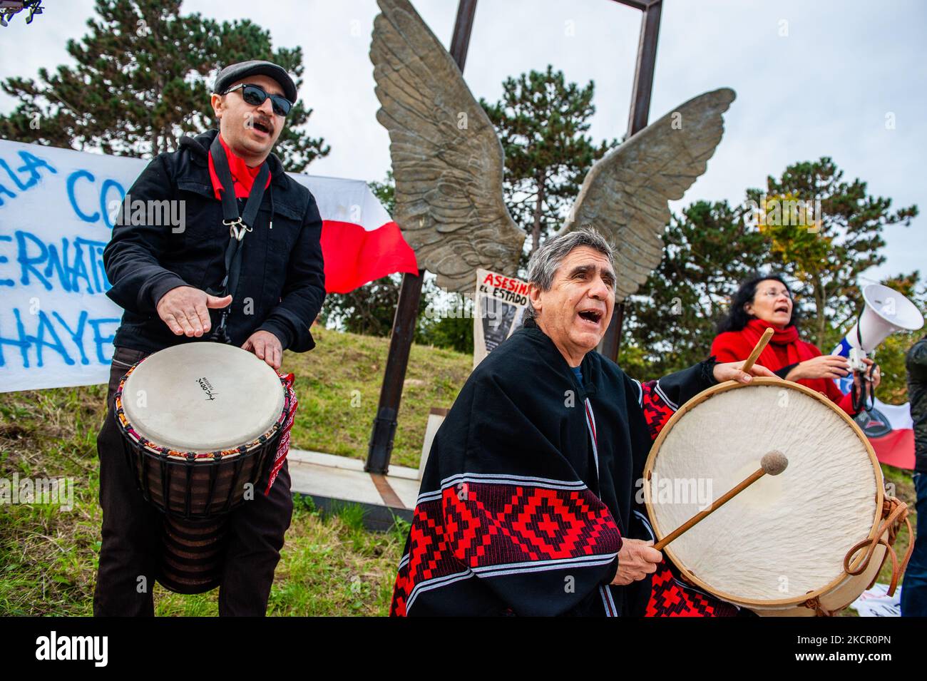 Una bandiera Mapuche e una grande bandiera nera con una stella bianca sono state spostate sul pavimento, durante una manifestazione organizzata dalla comunità cilena di fronte all'edificio ICC per chiedere il processo internazionale per Pineray, all'Aia, il 18th ottobre 2021. (Foto di Romy Arroyo Fernandez/NurPhoto) Foto Stock