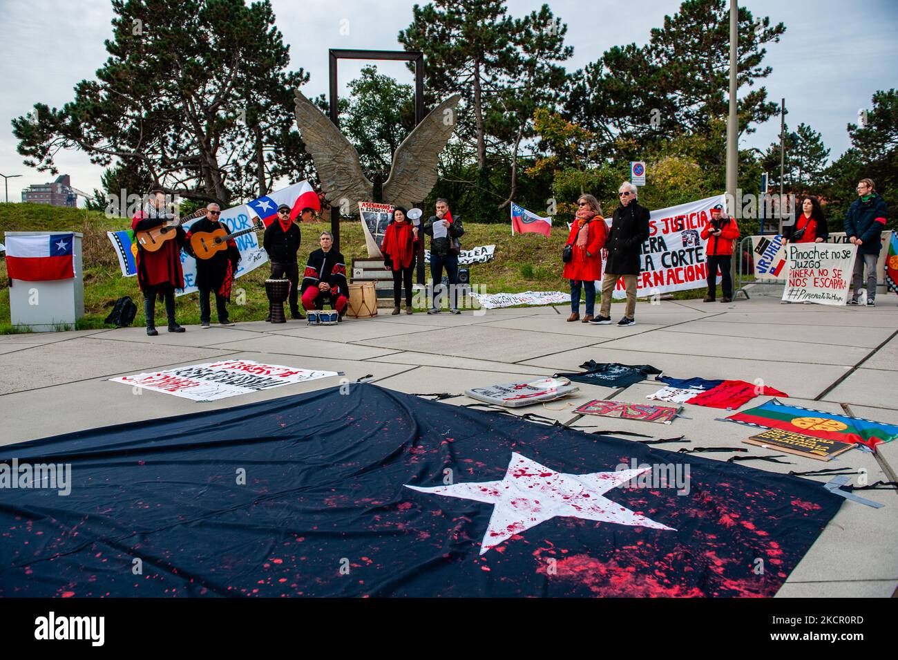 Una bandiera Mapuche e una grande bandiera nera con una stella bianca sono state spostate sul pavimento, durante una manifestazione organizzata dalla comunità cilena di fronte all'edificio ICC per chiedere il processo internazionale per Pineray, all'Aia, il 18th ottobre 2021. (Foto di Romy Arroyo Fernandez/NurPhoto) Foto Stock