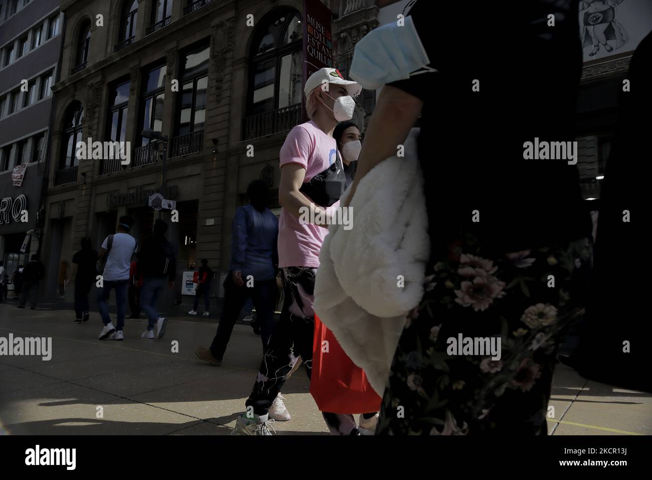 Un passerby nel centro storico di Città del Messico, durante l'emergenza COVID-19 e il ritorno ufficiale al semaforo epidemiologico verde nella capitale. (Foto di Gerardo Vieyra/NurPhoto) Foto Stock