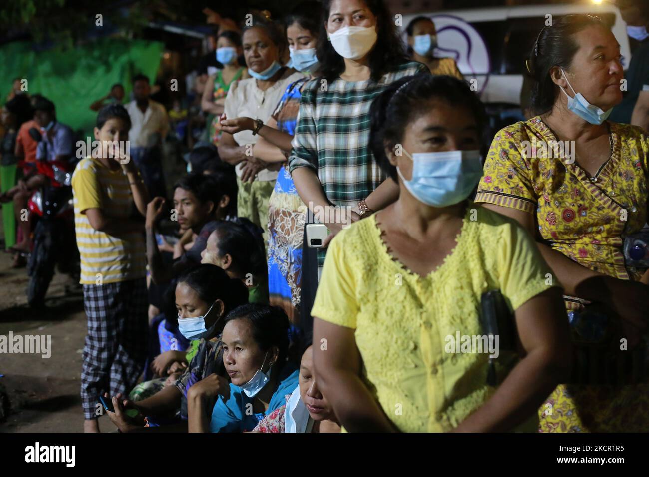 I parenti attendono il rilascio dei prigionieri, fuori dalla prigione di Insein a Yangon, Myanmar, il 19 ottobre 2021, dopo il colpo di stato militare di febbraio. (Foto di Myat Thu Kyaw/NurPhoto) Foto Stock