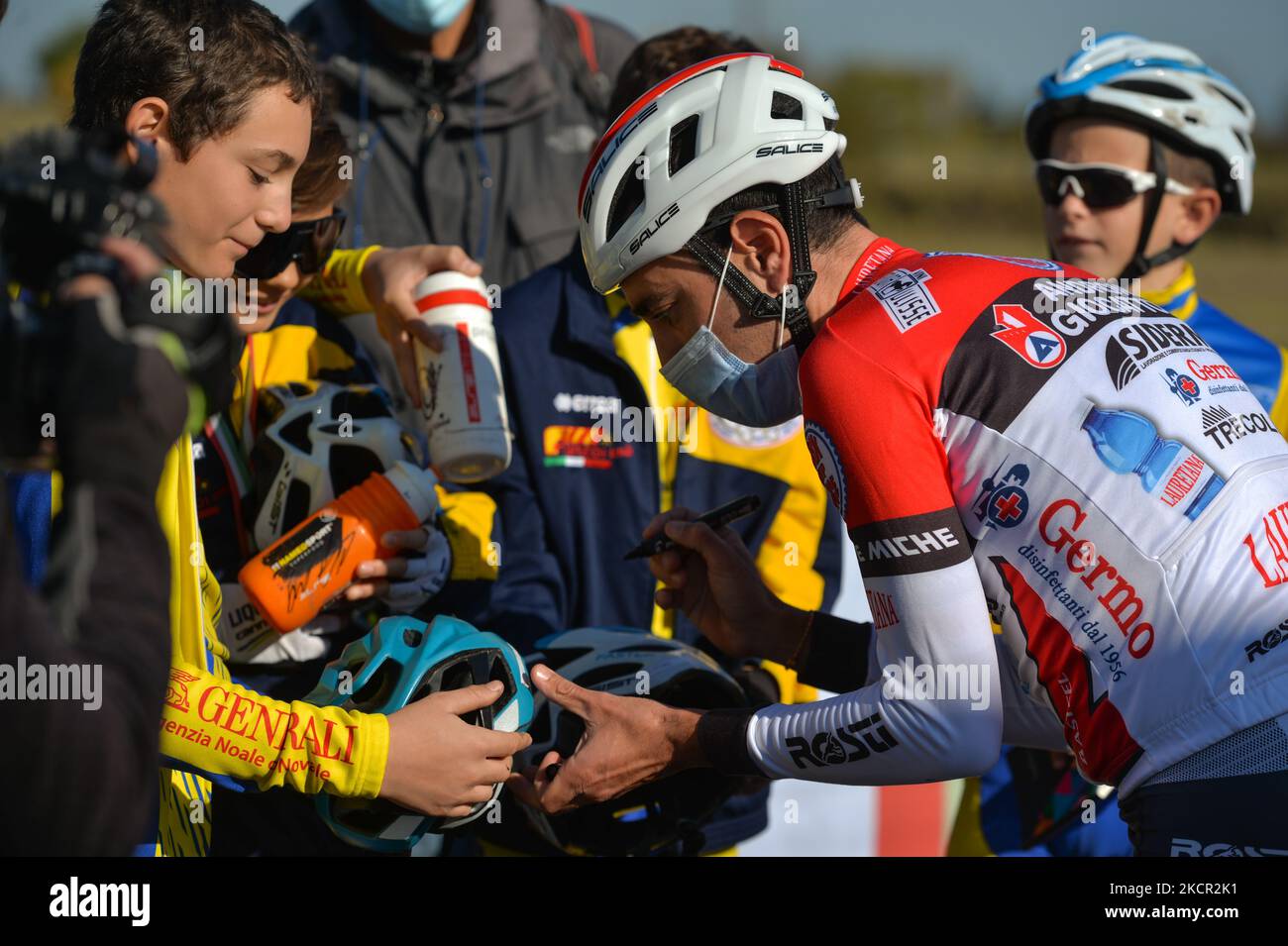 Eduardo Sepúlveda argentino e il Team Androni Giocattoli–Sidermec firmeranno autografi al via del Veneto Classic, la gara ciclistica pro 207km da Venezia a Bassano del Grappa, che si svolge in Veneto. Domenica 17 ottobre 2021 a Bassano del Grappa, Veneto. (Foto di Artur Widak/NurPhoto) Foto Stock