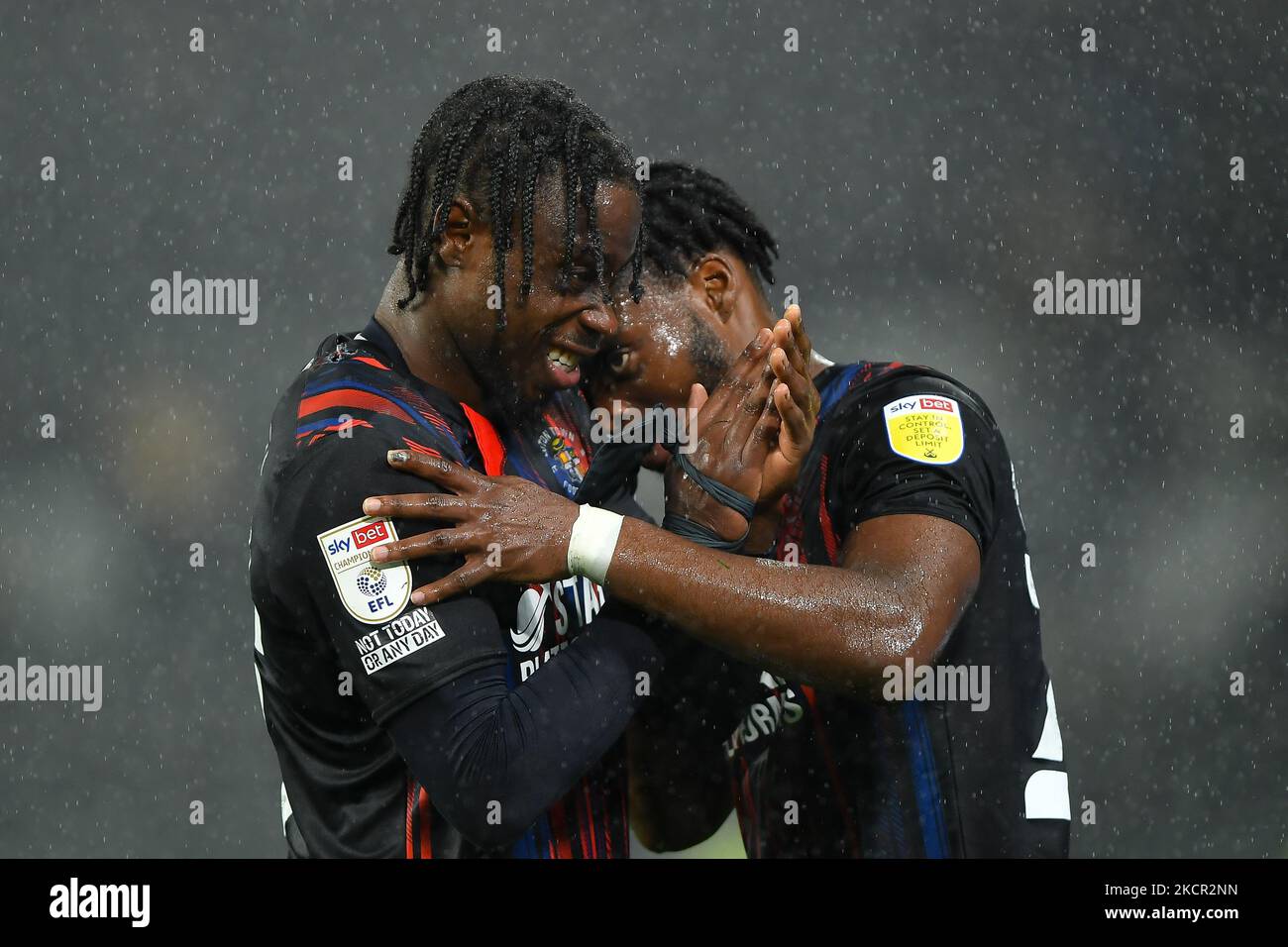 Pelly Ruddock Mpanzu di Luton Town e Fred Onyedinma di Luton Town celebrano la vittoria sotto la pioggia durante la partita del campionato Sky Bet tra Derby County e Luton Town al Pride Park di Derby martedì 19th ottobre 2021. (Foto di Jon Hobley/MI News/NurPhoto) Foto Stock