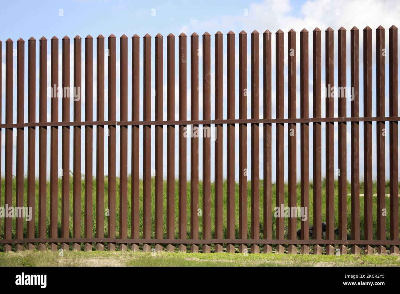 Il muro di confine tra Stati Uniti e Messico nella contea di Cameron, Texas, il 19th ottobre 2021. (Foto di Reginald Mathalone/NurPhoto) Foto Stock