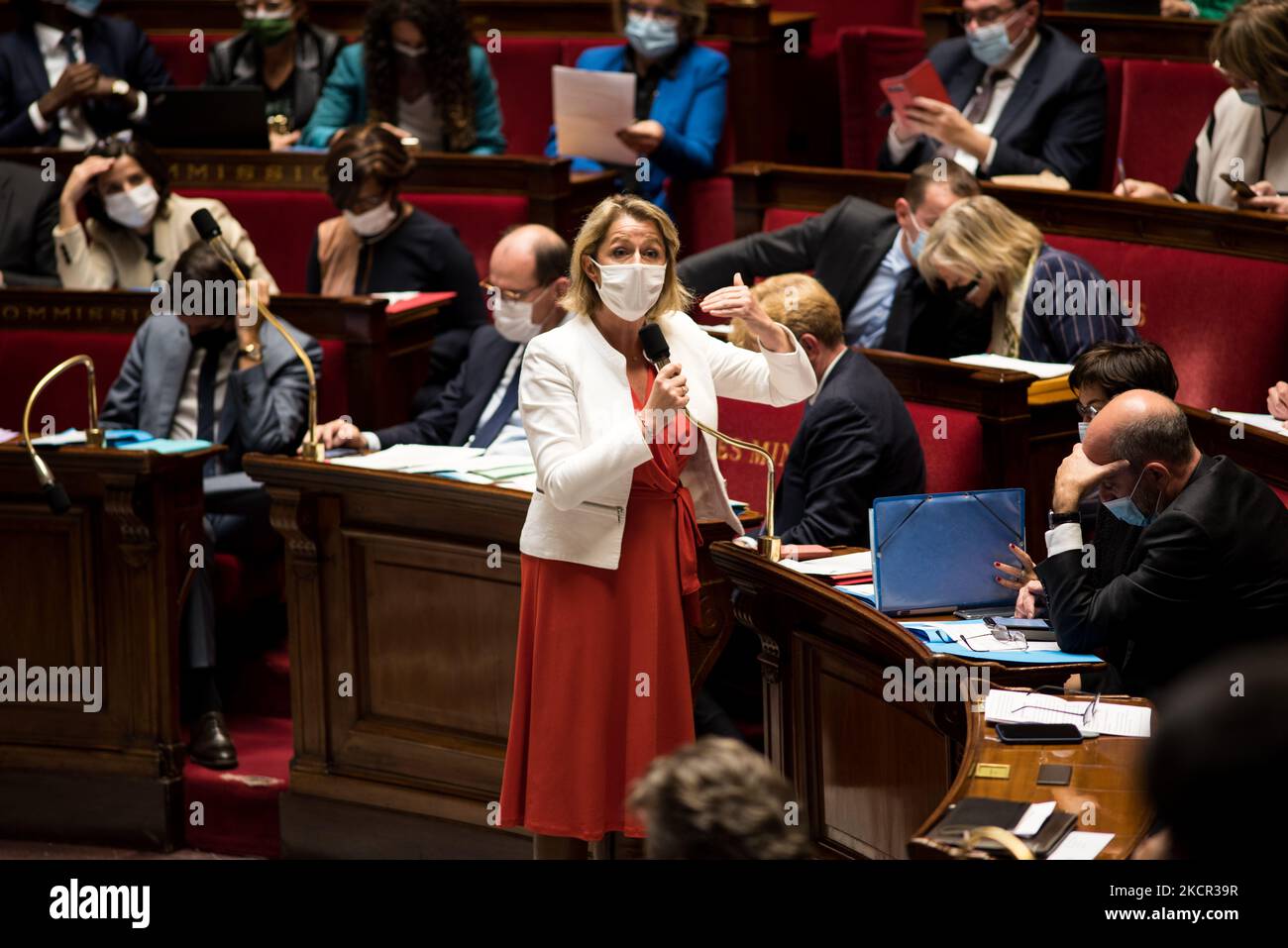 Ministro della transizione ecologica Barbara Pompili all'Assemblea nazionale durante il tempo delle interrogazioni al governo, a Parigi, 19 ottobre 2021. (Foto di Andrea Savorani Neri/NurPhoto) Foto Stock