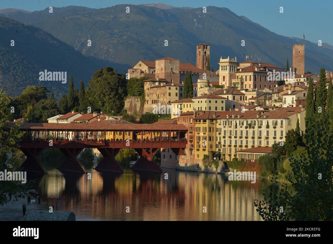 Il Ponte Vecchio e il centro storico di Bassano del Grappa, in provincia di Vicenza. Domenica 17 ottobre 2021 a Bassano del Grappa, Veneto. (Foto di Artur Widak/NurPhoto) Foto Stock