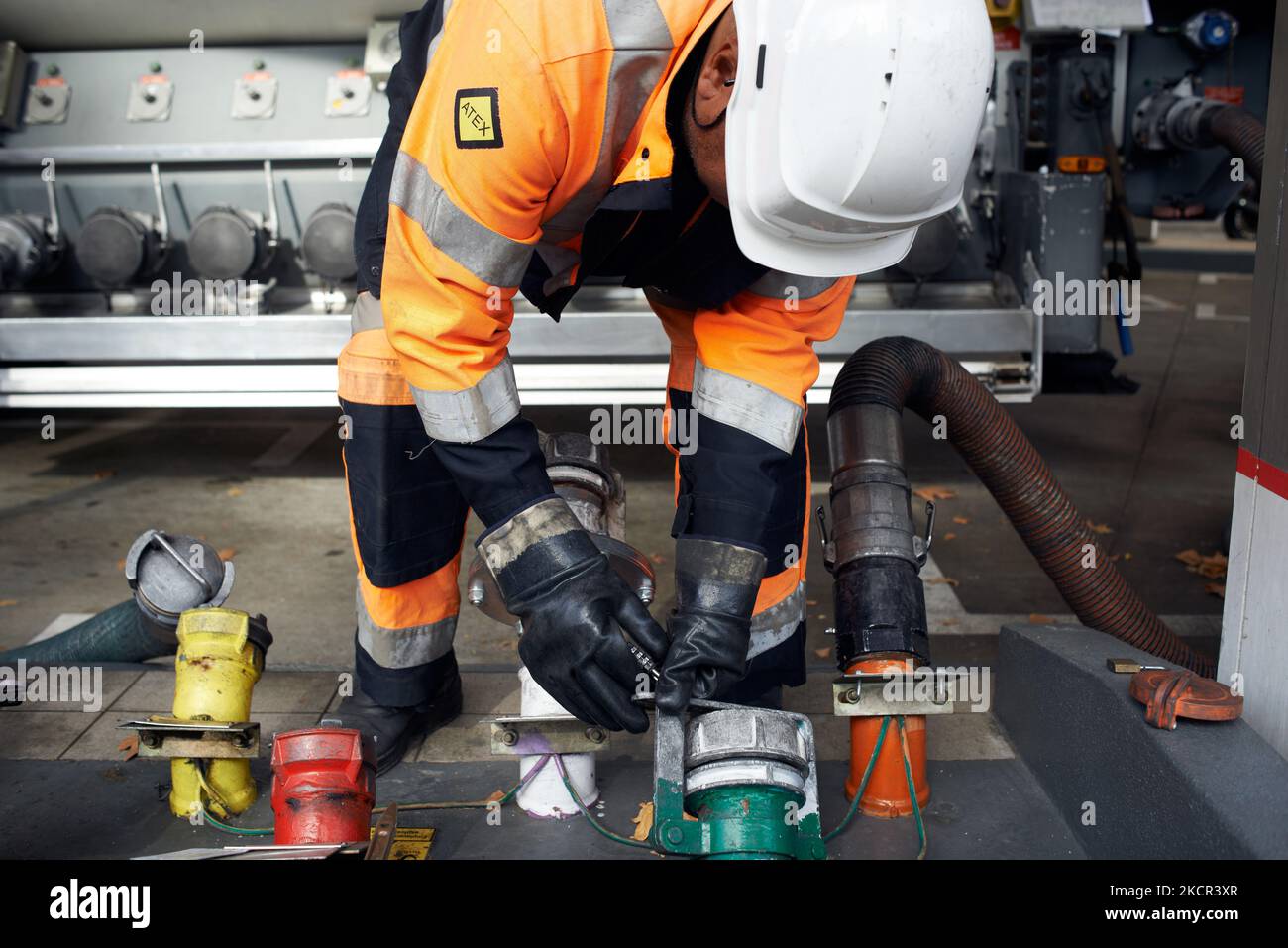 Un dipendente si prepara a riempire una stazione di servizio a Tolosa. Il governo francese si prepara ad annunciare un piano per aiutare i consumatori a pagare la bolletta del carburante, poiché i prezzi dell'energia sono saliti alle stelle dopo la pandemia del Covid-19. Il prezzo del carburante è quasi un valore sempre alto. Il governo di Macron vuole sovvenzionare l'uso di combustibili fossili per aiutare le persone. Essi temono una ripresa delle proteste di Gilets Jaunes, iniziate quasi tre anni fa sul prezzo della benzina, dato che la campagna francese per le elezioni presidenziali avrà davvero inizio nei prossimi mesi. Tolosa. Francia. Ottobre 20th 2021. (Foto di Alain Pitton/Nu Foto Stock