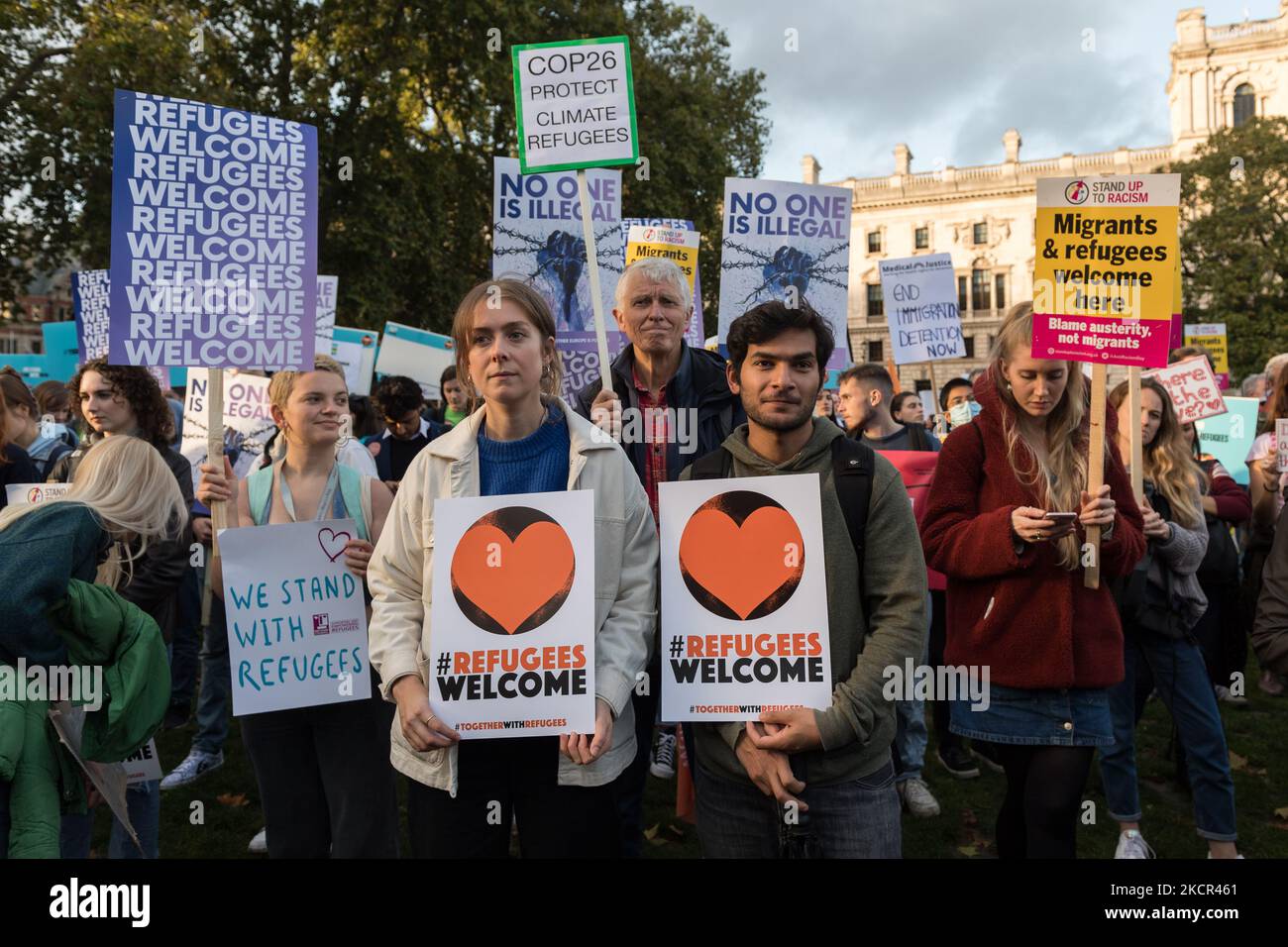 LONDRA, REGNO UNITO - 20 OTTOBRE 2021: Manifestanti e attivisti si riuniscono in Piazza del Parlamento per una protesta di solidarietà con i rifugiati e per opporsi al progetto di legge sulla nazionalità e le frontiere, che è destinato a riformare il sistema di asilo britannico il 20 ottobre 2021 a Londra, Inghilterra. Gli attivisti sostengono che, in base al nuovo sistema proposto dal governo, ai rifugiati che si sono recati nel Regno Unito in modo irregolare verrà negata la protezione, lasciati senza sostegno e negati il diritto di riunirsi con la loro famiglia. (Foto di Wiktor Szymanowicz/NurPhoto) Foto Stock
