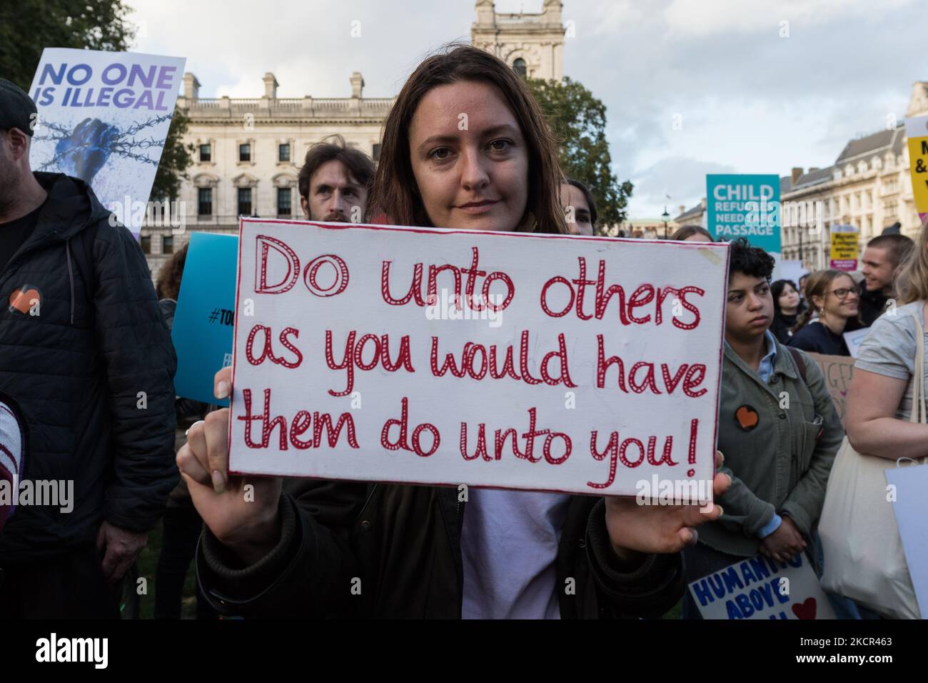 LONDRA, REGNO UNITO - 20 OTTOBRE 2021: Manifestanti e attivisti si riuniscono in Piazza del Parlamento per una protesta di solidarietà con i rifugiati e per opporsi al progetto di legge sulla nazionalità e le frontiere, che è destinato a riformare il sistema di asilo britannico il 20 ottobre 2021 a Londra, Inghilterra. Gli attivisti sostengono che, in base al nuovo sistema proposto dal governo, ai rifugiati che si sono recati nel Regno Unito in modo irregolare verrà negata la protezione, lasciati senza sostegno e negati il diritto di riunirsi con la loro famiglia. (Foto di Wiktor Szymanowicz/NurPhoto) Foto Stock