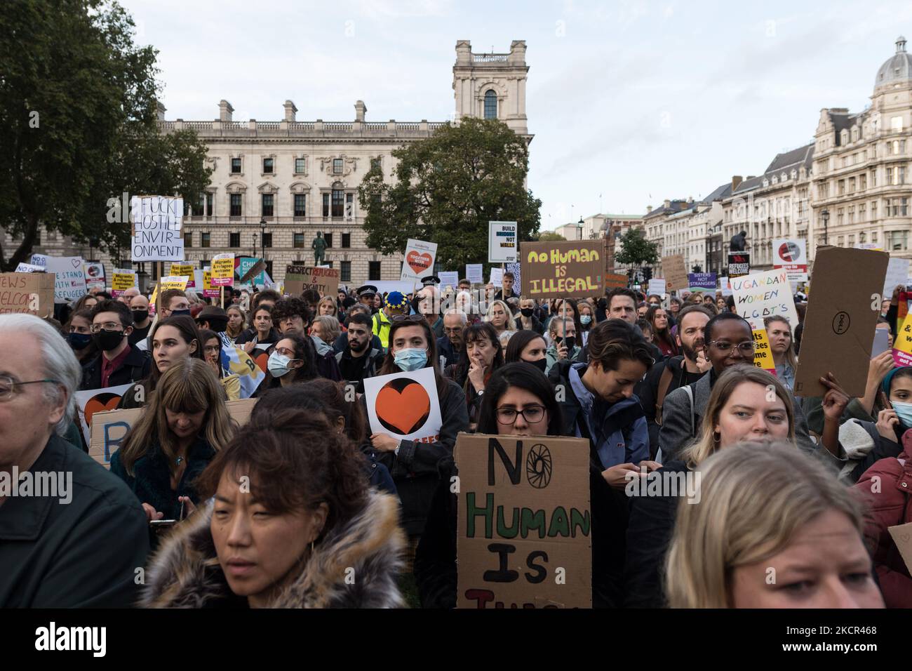 LONDRA, REGNO UNITO - 20 OTTOBRE 2021: Manifestanti e attivisti si riuniscono in Piazza del Parlamento per una protesta di solidarietà con i rifugiati e per opporsi al progetto di legge sulla nazionalità e le frontiere, che è destinato a riformare il sistema di asilo britannico il 20 ottobre 2021 a Londra, Inghilterra. Gli attivisti sostengono che, in base al nuovo sistema proposto dal governo, ai rifugiati che si sono recati nel Regno Unito in modo irregolare verrà negata la protezione, lasciati senza sostegno e negati il diritto di riunirsi con la loro famiglia. (Foto di Wiktor Szymanowicz/NurPhoto) Foto Stock