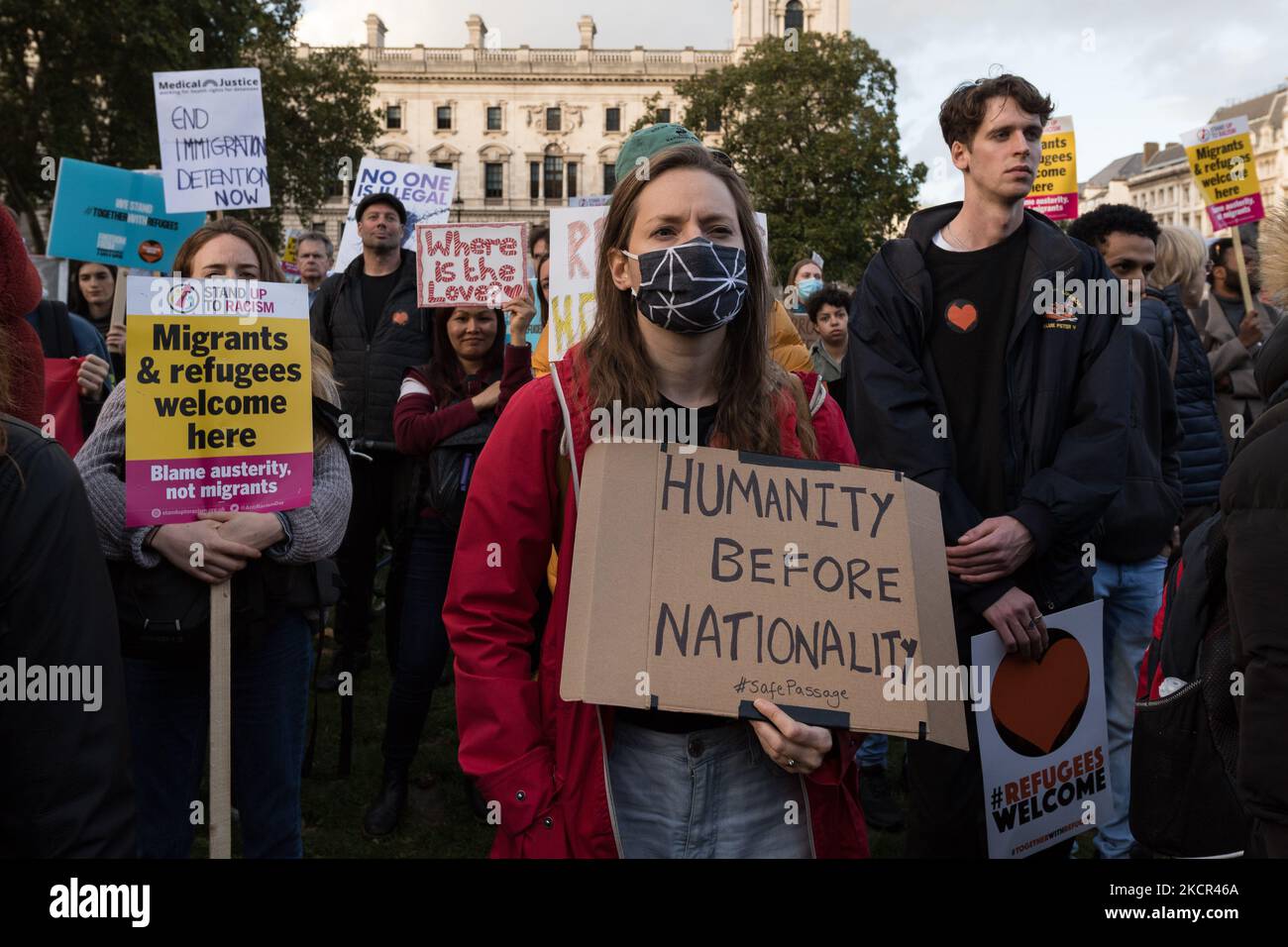 LONDRA, REGNO UNITO - 20 OTTOBRE 2021: Manifestanti e attivisti si riuniscono in Piazza del Parlamento per una protesta di solidarietà con i rifugiati e per opporsi al progetto di legge sulla nazionalità e le frontiere, che è destinato a riformare il sistema di asilo britannico il 20 ottobre 2021 a Londra, Inghilterra. Gli attivisti sostengono che, in base al nuovo sistema proposto dal governo, ai rifugiati che si sono recati nel Regno Unito in modo irregolare verrà negata la protezione, lasciati senza sostegno e negati il diritto di riunirsi con la loro famiglia. (Foto di Wiktor Szymanowicz/NurPhoto) Foto Stock