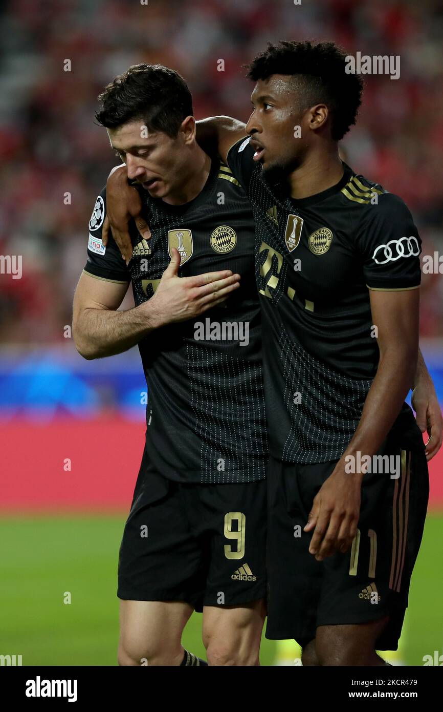 Robert Lewandowski del Bayern Muenchen (L) festeggia con Kingsley Coman durante la partita di calcio del gruppo e della UEFA Champions League tra SL Benfica e il FC Bayern Muenchen presso lo stadio Luz di Lisbona, in Portogallo, il 20 ottobre 2021. (Foto di Pedro Fiúza/NurPhoto) Foto Stock