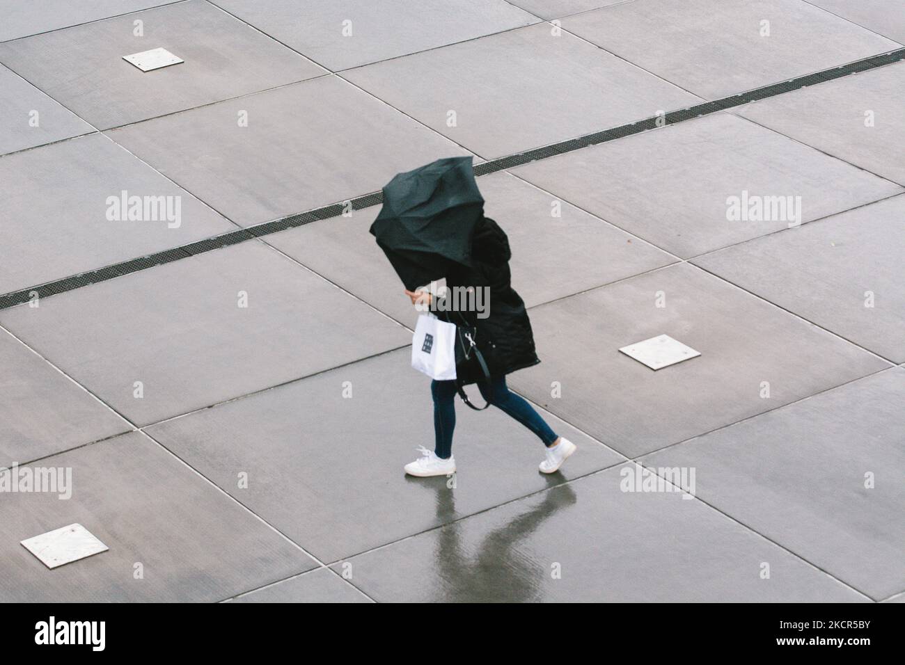 Una donna cammina contro il vento durante la tempesta autunnale arriva a Colonia (Foto di Ying Tang/NurPhoto) Foto Stock