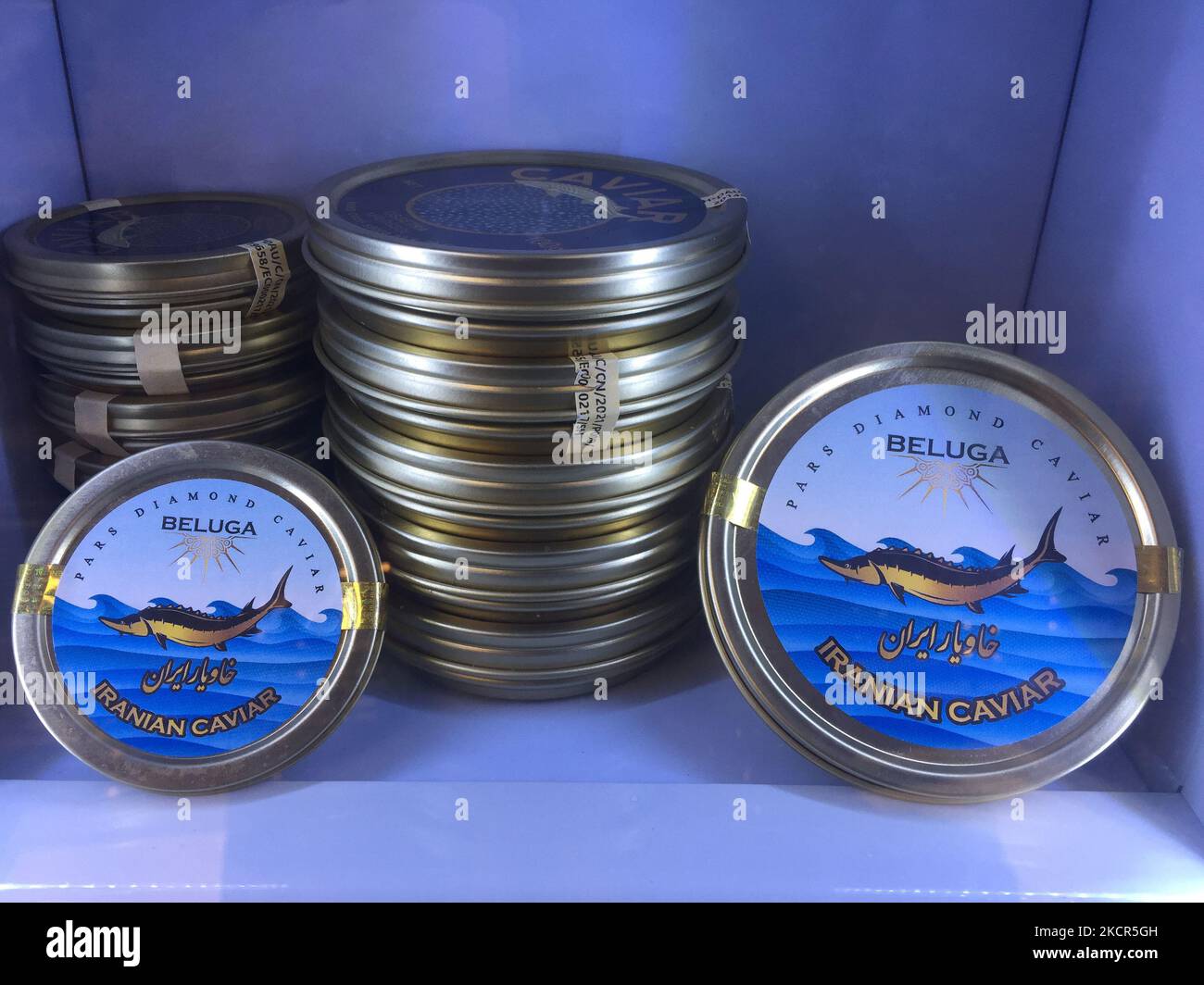 Caviale Beluga in un negozio di alimentari a Toronto, Ontario, Canada il 20 ottobre 2021. Il tasso d'inflazione del Canada ha raggiunto il 4,1 per cento in agosto, il più alto dal 2003 e di conseguenza gli esperti stanno prevedendo un aumento grande nelle fatture della drogheria in tutto il Canada. (Foto di Creative Touch Imaging Ltd./NurPhoto) Foto Stock
