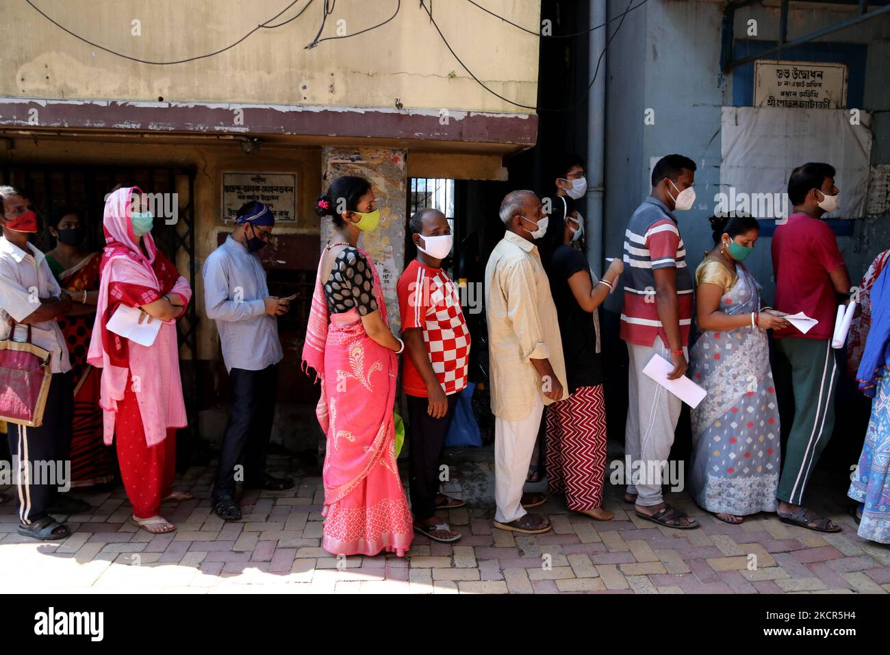 Maschera protettiva contro la guerra indiana aspetta di ricevere una dose di vaccino COVISHIELD contro il Covid-19 a Kolkata, in India, il 21,2021 ottobre. (Foto di Debajyoti Chakraborty/NurPhoto) Foto Stock