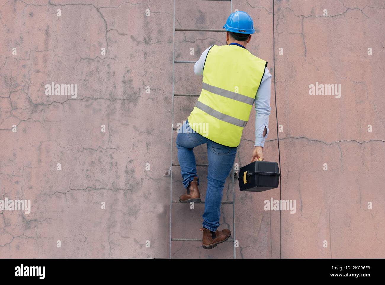 Elettricista, ingegnere e manipolo su scala con utensili per la manutenzione dell'elettricità dell'edificio. Ristrutturazione domestica, appaltatore ed elettrico Foto Stock