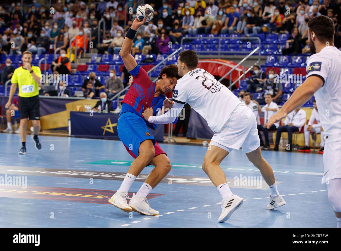 Ali Zein del FC Barcelona in azione con Mathieu Grebille del PSG Handball durante la partita della EHF Champions League tra il FC Barcelona e il PSG Handball al Palau Blaugrana di Barcellona. (Foto di DAX Images/NurPhoto) Foto Stock