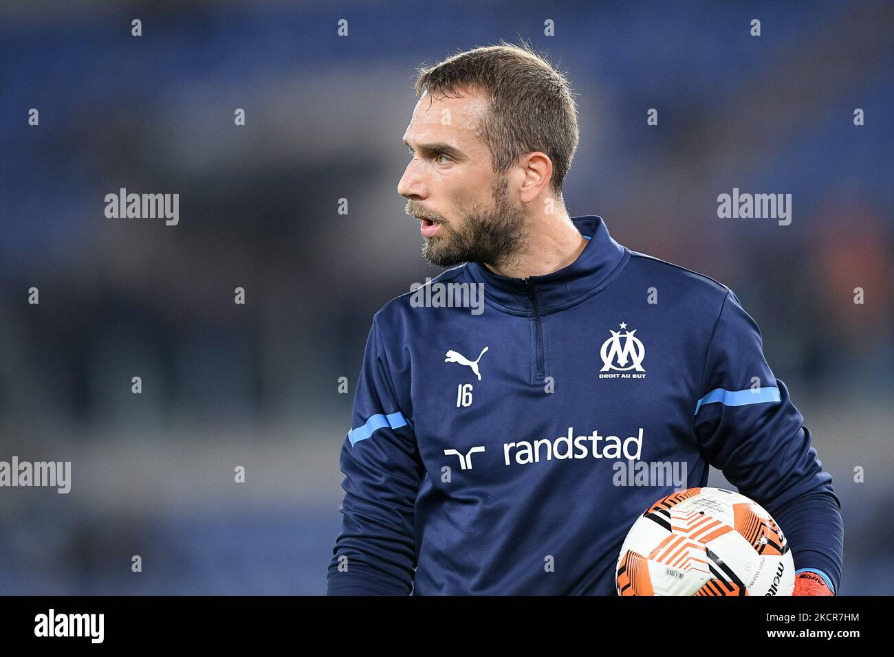 Pau Lopez dell'Olympique de Marseille guarda in occasione della partita di gruppo e della UEFA Europa League tra SS Lazio e Olympique de Marseille allo Stadio Olimpico di Roma il 21 ottobre 2021. (Foto di Giuseppe Maffia/NurPhoto) Foto Stock