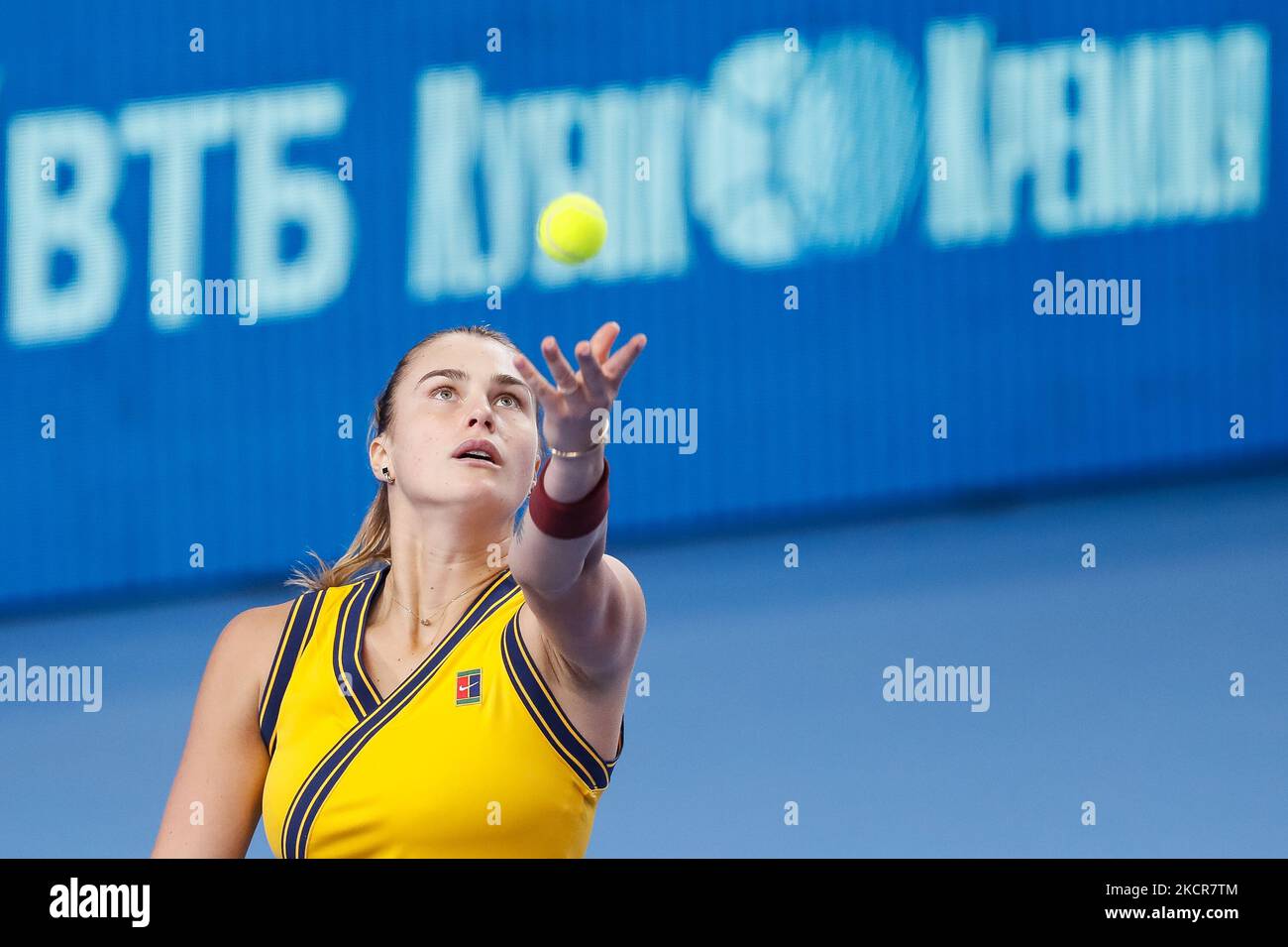 Aryna Sabalenka di Bielorussia serve la palla a Ekaterina Alexandrova di Russia durante la partita di tennis femminile del quarto finale della WTA 500 VTB Kremlin Cup 2021 International Tennis Tournament al Palazzo della Ginnastica di Irina Viner-Usmanova il 22 ottobre 2021 a Mosca, Russia. (Foto di Mike Kireev/NurPhoto) Foto Stock