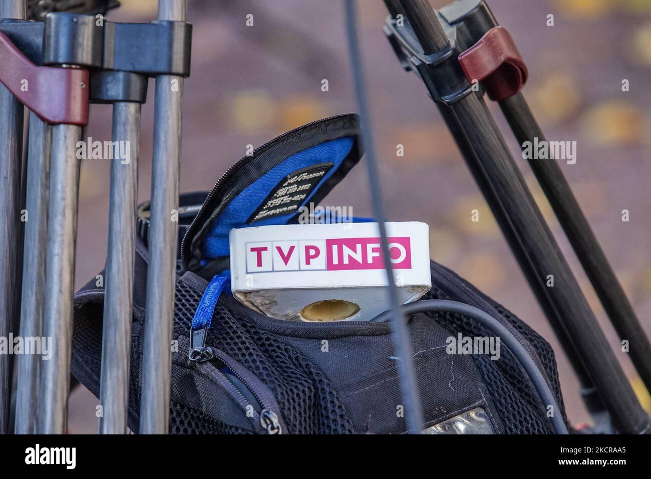 TVP Info - la propaganda di stato polacca stazione TV microfono con logo è visto a Sopot, Polonia il 23 ottobre 2021 Tusk ha votato nelle elezioni interne del partito, il cui risultato è confermare la sua leadership nella piattaforma Civica (Platforma Obywatelska). (Foto di Michal Fludra/NurPhoto) Foto Stock