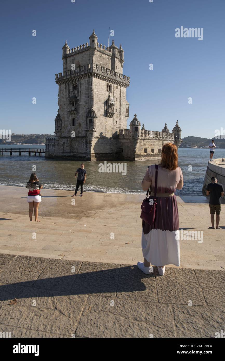 La gente visita l'area turistica della Torre Belem, a Lisbona. 20 ottobre 2021. La maggior parte delle regioni del Portogallo continentale mostra una "tendenza all'aumento" delle infezioni da coronavirus SARS-COV-2, come risultato dell'aumento medio del tasso di trasmissione, secondo il rapporto "linee rosse" pubblicato dalla direzione generale della salute (DGS) durante l'ultimo registro delle infezioni catturato nella regione portoghese. (Foto di Jorge Mantilla/NurPhoto) Foto Stock