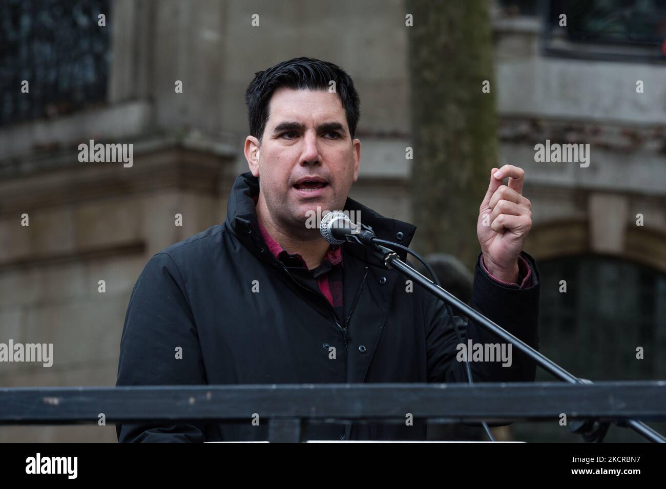 LONDRA, REGNO UNITO - 23 OTTOBRE 2021: Il deputato del Partito laburista Richard Burgon parla durante un raduno al di fuori della Royal Courts of Justice in solidarietà con Julian Assange in vista dell'udienza di appello per l'estradizione degli Stati Uniti della prossima settimana presso la High Court il 23 ottobre 2021 a Londra, Inghilterra. Assange, il fondatore di WikiLeaks, è stato incriminato su 17 accuse ai sensi dell’Espionage Act statunitense del 1917 per aver sollecitato, raccolto e pubblicato documenti militari americani segreti, e si trova di fronte a una condanna di 175 anni in prigione se estradato e giudicato colpevole. (Foto di Wiktor Szymanowicz/NurPhoto) Foto Stock