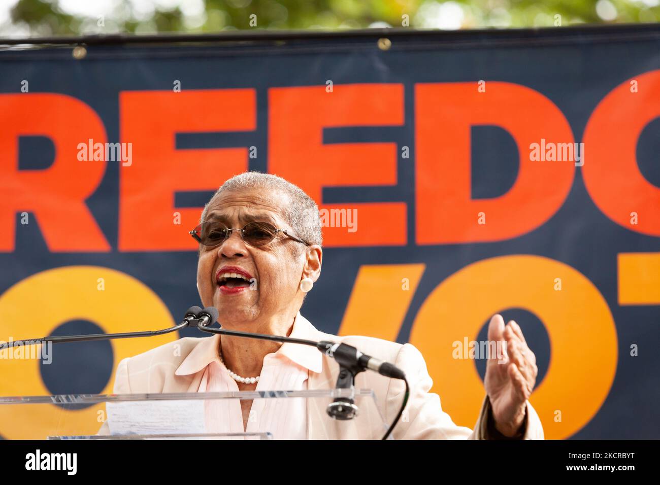 Eleanor Holmes Norton, delegato senza diritto di voto della DC al Congresso, parla durante un raduno alla fine di una staffetta per il diritto di voto al Campidoglio degli Stati Uniti. I manifestanti hanno iniziato la staffetta nella Virginia Occidentale e hanno camminato o percorso in biked per i 3 giorni al Campidoglio degli Stati Uniti. I manifestanti chiedono che il Congresso approvi una legislazione che protegga il diritto di voto di tutti gli americani. (Foto di Allison Bailey/NurPhoto) Foto Stock