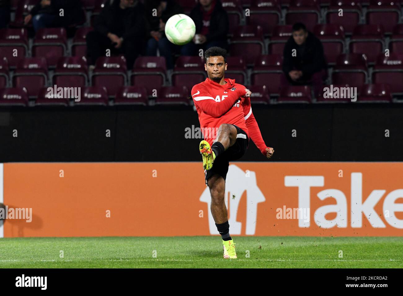 Owen Wijndal parte posteriore sinistra del club Eredivie AZ Alkmaar riscaldamento all'inizio del gioco cfr Cluj vs Alkmaar Zaanstreek (AZ Alkmaar),UEFA Europa Conference League - Gruppo D, Dr. Constantin Radulescu Stadio, Cluj-Napoca, Romania, 21 ottobre 2021 (Foto di fu Buboi/NurlaviPhoto) Foto Stock