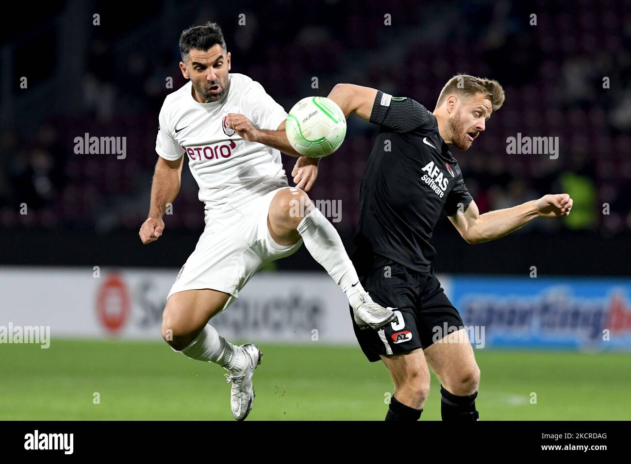 Emmanuel Culio (L) e Fredrik Midtsjö (R) in azione durante il gioco cfr Cluj vs Alkmaar Zaanstreek (AZ Alkmaar),UEFA Europa Conference League - Gruppo D, Dr. Constantin Radulescu Stadio, Cluj-Napoca, Romania, 21 ottobre 2021 (Foto di Flaviu Buboi/NurPhoto) Foto Stock