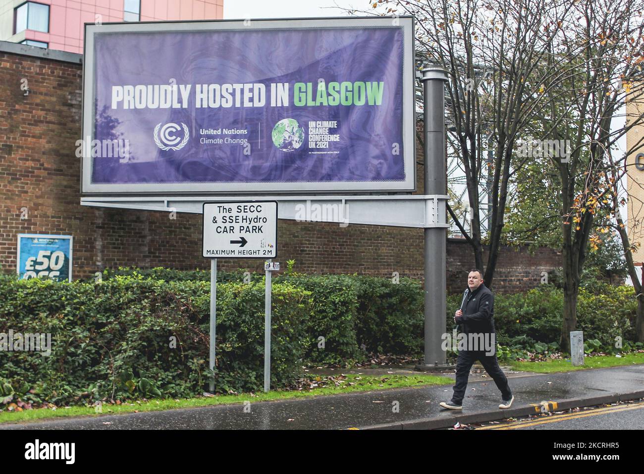 Un pedone passa davanti a un cartellone con marchio COP26 vicino allo Scottish Event Campus il 1 settembre 2021 a Glasgow, Scozia. Lo Scottish Event Campus È uno dei luoghi in cui si terrà il prossimo vertice sul clima del COP 26 che si terrà a Glasgow dal 1 al 12th novembre. (Foto di Ewan Bootman/NurPhoto) Foto Stock