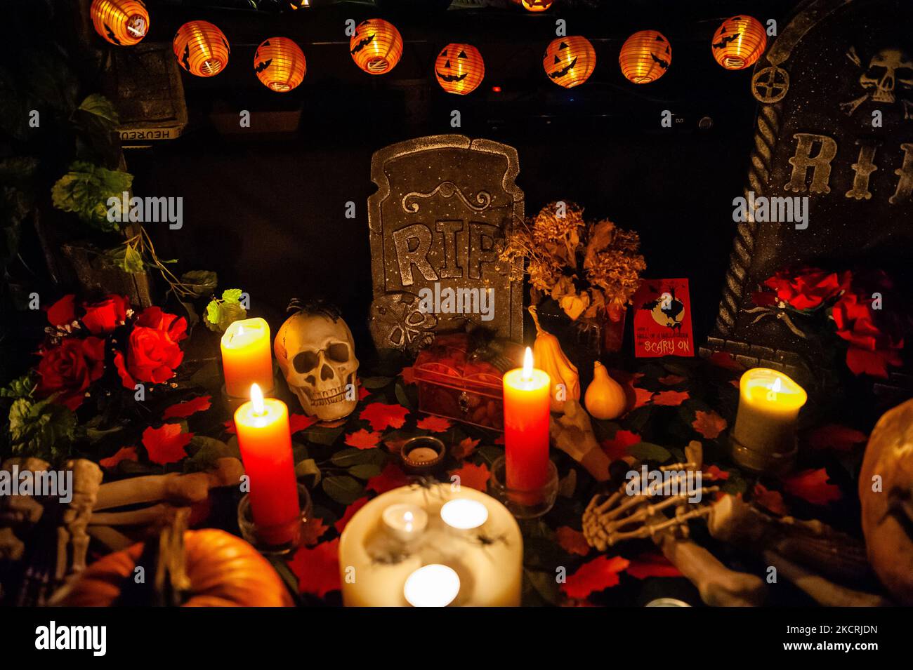 Una decorazione di Halloween è stata collocata in un soggiorno per celebrare la prossima notte di Halloween, a Nijmegen, il 26th ottobre 2021. (Foto di Romy Arroyo Fernandez/NurPhoto) Foto Stock