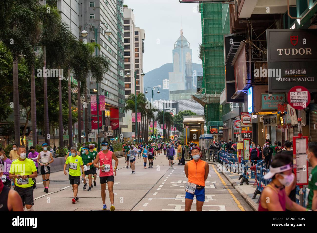 Hong Kong S.A.R. I corridori all'inizio della maratona di Hong Kong 2021. La maratona di Hong Kong del 2021 è il primo grande evento sportivo della SAR dall'inizio della pandemia. (Foto di Simon Jankowski/NurPhoto) Foto Stock