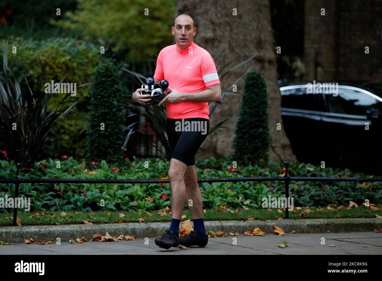 DaN Rosenfield, Capo di Stato maggiore del primo ministro britannico Boris Johnson, arriva per lavoro in bicicletta su Downing Street a Londra, in Inghilterra, il 27 ottobre 2021. Il Cancelliere britannico dello scacchiere Rishi Sunak presenta oggi il suo bilancio per l’anno a venire ai deputati della Camera dei Comuni. (Foto di David Cliff/NurPhoto) Foto Stock