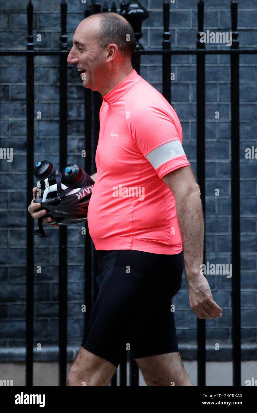 DaN Rosenfield, Capo di Stato maggiore del primo ministro britannico Boris Johnson, arriva per lavoro in bicicletta su Downing Street a Londra, in Inghilterra, il 27 ottobre 2021. Il Cancelliere britannico dello scacchiere Rishi Sunak presenta oggi il suo bilancio per l’anno a venire ai deputati della Camera dei Comuni. (Foto di David Cliff/NurPhoto) Foto Stock