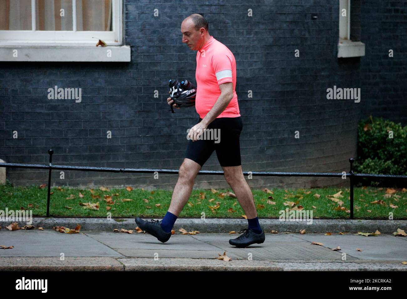 DaN Rosenfield, Capo di Stato maggiore del primo ministro britannico Boris Johnson, arriva per lavoro in bicicletta su Downing Street a Londra, in Inghilterra, il 27 ottobre 2021. Il Cancelliere britannico dello scacchiere Rishi Sunak presenta oggi il suo bilancio per l’anno a venire ai deputati della Camera dei Comuni. (Foto di David Cliff/NurPhoto) Foto Stock