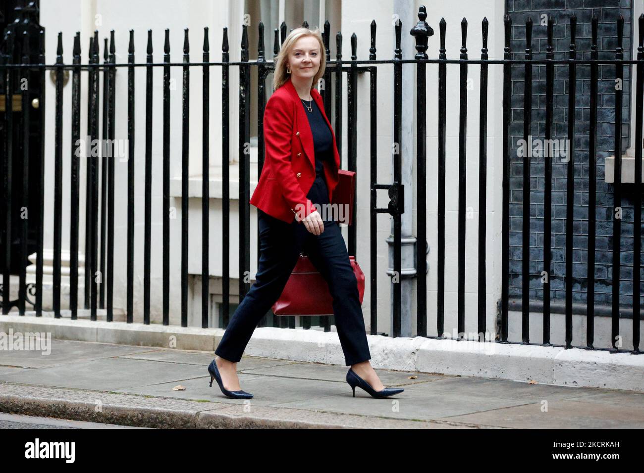 Il Segretario di Stato per gli Affari Esteri, del Commonwealth e dello sviluppo (Segretario degli Esteri) Liz Truss, deputato del Partito conservatore per il Norfolk sud-occidentale, arriva per una riunione del gabinetto al 10 di Downing Street a Londra, in Inghilterra, il 27 ottobre 2021. Il Cancelliere britannico dello scacchiere Rishi Sunak presenta oggi il suo bilancio per l’anno a venire ai deputati della Camera dei Comuni. (Foto di David Cliff/NurPhoto) Foto Stock