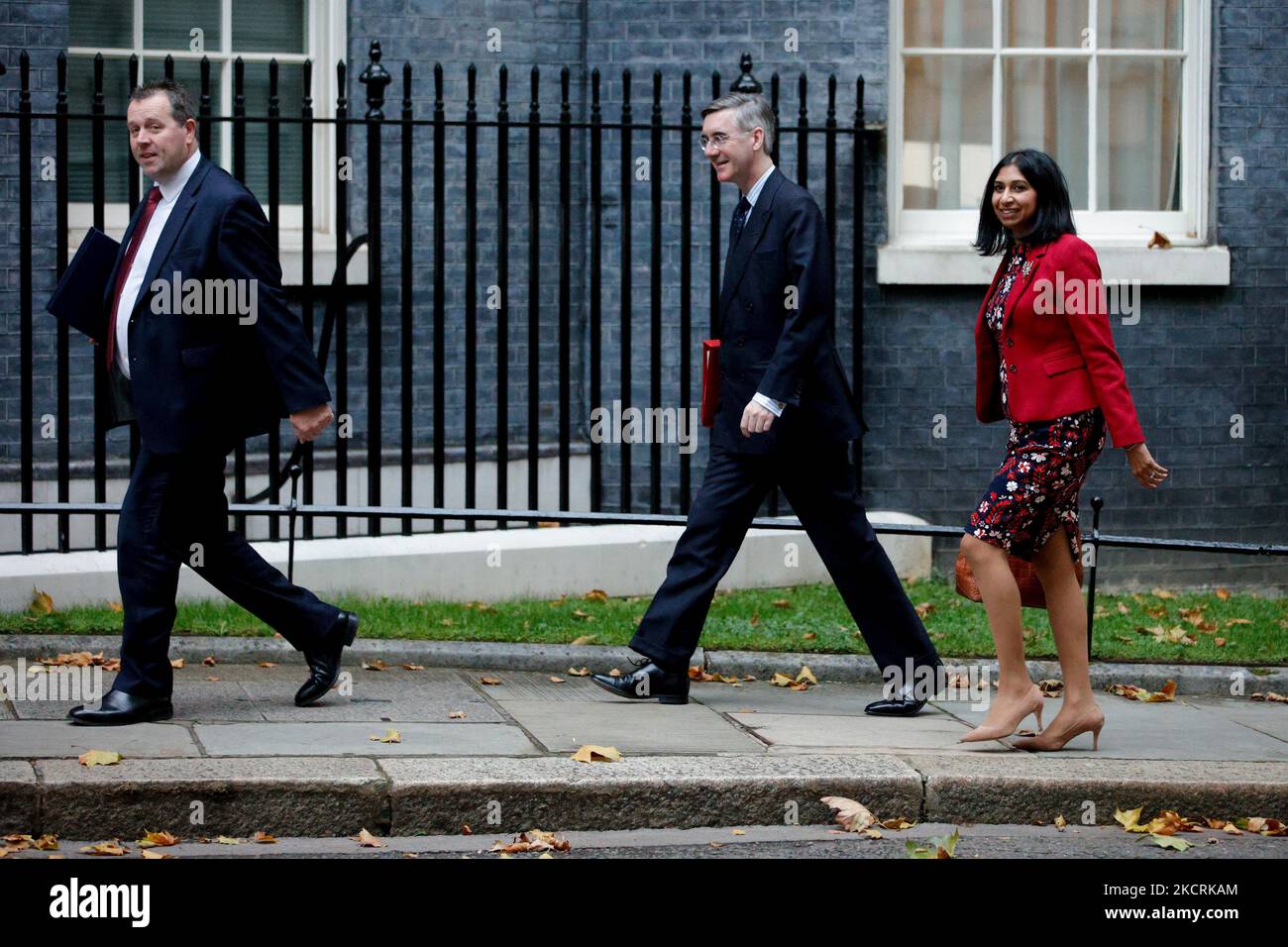 Segretario parlamentare del Tesoro Mark Spencer (L), deputato del Partito conservatore per Sherwood, Presidente del Consiglio e leader della Camera dei Comuni Jacob Rees-Mogg (C), deputato del Partito conservatore per il Somerset nordorientale, E il procuratore generale Suella Braverman (R), deputato del Partito conservatore per Fareham, arriva per un incontro di gabinetto al 10 Downing Street a Londra, Inghilterra, il 27 ottobre 2021. Il Cancelliere britannico dello scacchiere Rishi Sunak presenta oggi il suo bilancio per l’anno a venire ai deputati della Camera dei Comuni. (Foto di David Cliff/NurPhoto) Foto Stock