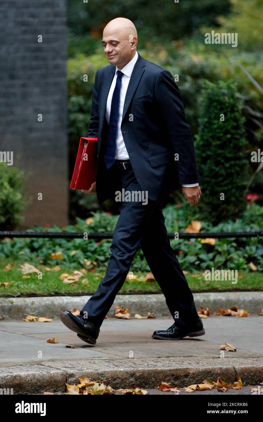 Il Segretario di Stato per la Salute e l'assistenza sociale Sahid Javid, deputato del Partito conservatore per Bromsgrove, arriva per un incontro di gabinetto al 10 di Downing Street a Londra, in Inghilterra, il 27 ottobre 2021. Il Cancelliere britannico dello scacchiere Rishi Sunak presenta oggi il suo bilancio per l’anno a venire ai deputati della Camera dei Comuni. (Foto di David Cliff/NurPhoto) Foto Stock