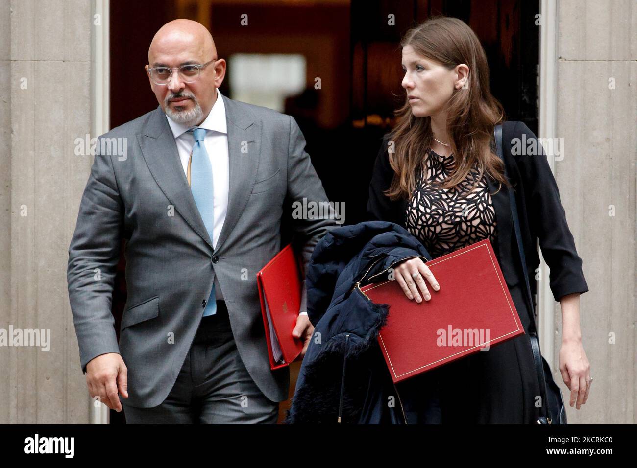 Segretario di Stato per l'istruzione Nadhim Zahawi (L), deputato del Partito conservatore per Stratford-on-Avon, parte da un incontro del gabinetto al 10 di Downing Street a Londra, Inghilterra, il 27 ottobre 2021. Il Cancelliere britannico dello scacchiere Rishi Sunak presenta oggi il suo bilancio per l’anno a venire ai deputati della Camera dei Comuni. (Foto di David Cliff/NurPhoto) Foto Stock