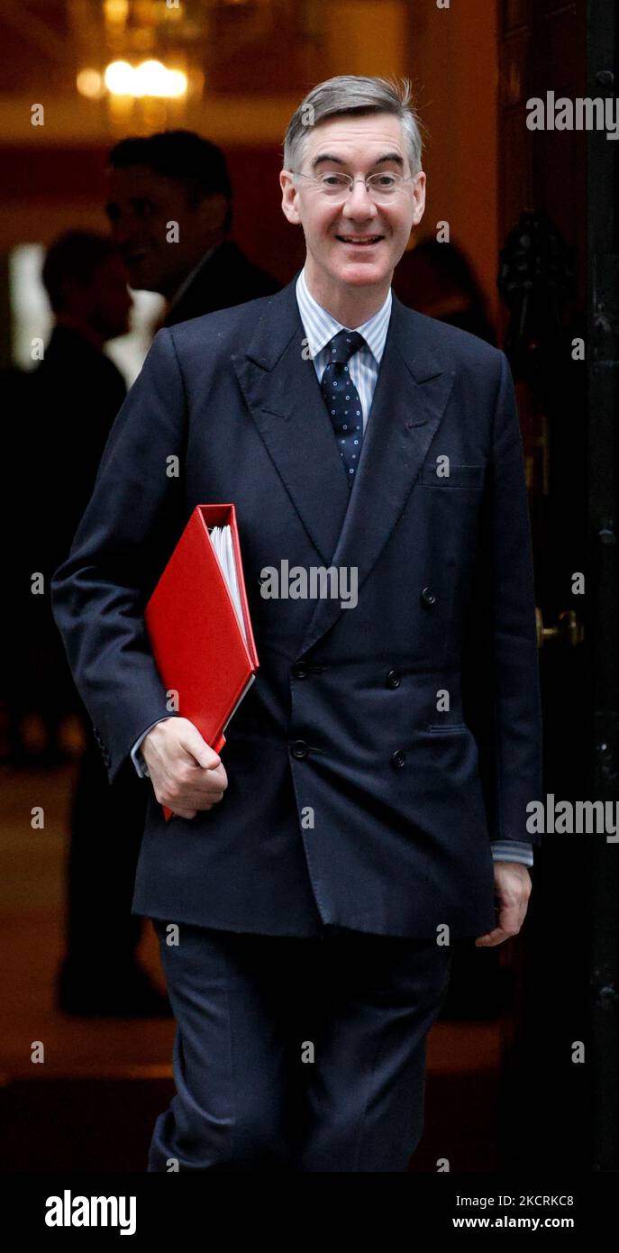 Signore Presidente del Consiglio e leader della Camera dei Comuni Jacob Rees-Mogg, deputato del Partito conservatore per il Somerset Nord Est, parte da una riunione del gabinetto al 10 di Downing Street a Londra, Inghilterra, il 27 ottobre 2021. Il Cancelliere britannico dello scacchiere Rishi Sunak presenta oggi il suo bilancio per l’anno a venire ai deputati della Camera dei Comuni. (Foto di David Cliff/NurPhoto) Foto Stock