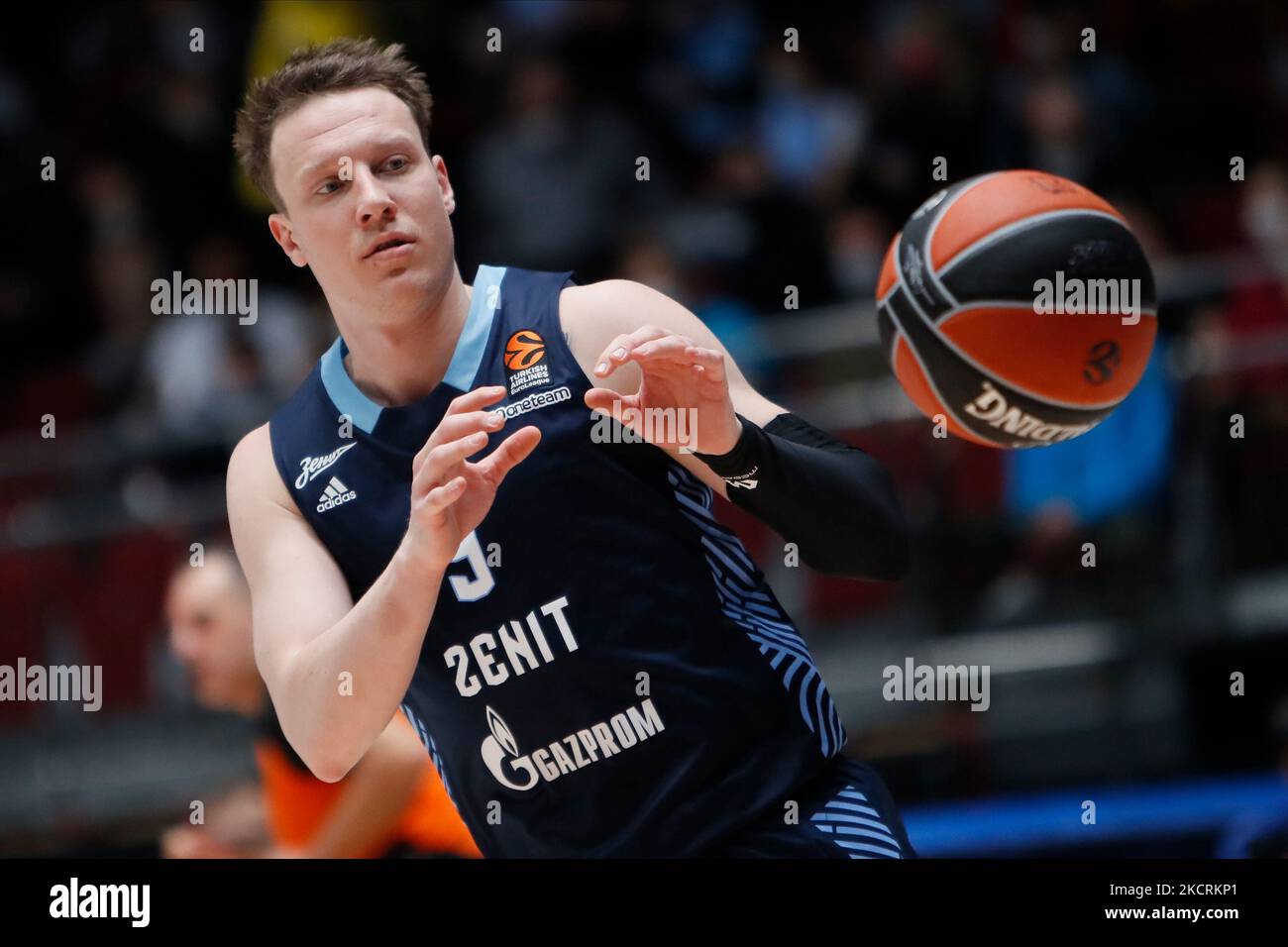 Dmitry Kulagin di Zenit in azione durante la partita di pallacanestro Eurolega tra Zenit San Pietroburgo e Real Madrid il 27 ottobre 2021 al Palazzo dello Sport di Yubileyny a San Pietroburgo, Russia. (Foto di Mike Kireev/NurPhoto) Foto Stock