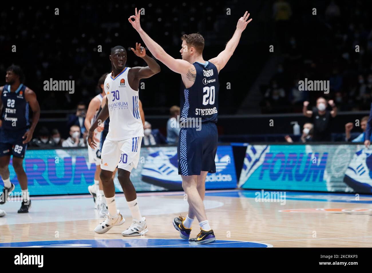 Andrey Zubkov (C) di Zenit festeggia durante la partita di pallacanestro Eurolega tra Zenit San Pietroburgo e Real Madrid il 27 ottobre 2021 al Palazzo dello Sport di Yubileyny a San Pietroburgo, Russia. (Foto di Mike Kireev/NurPhoto) Foto Stock