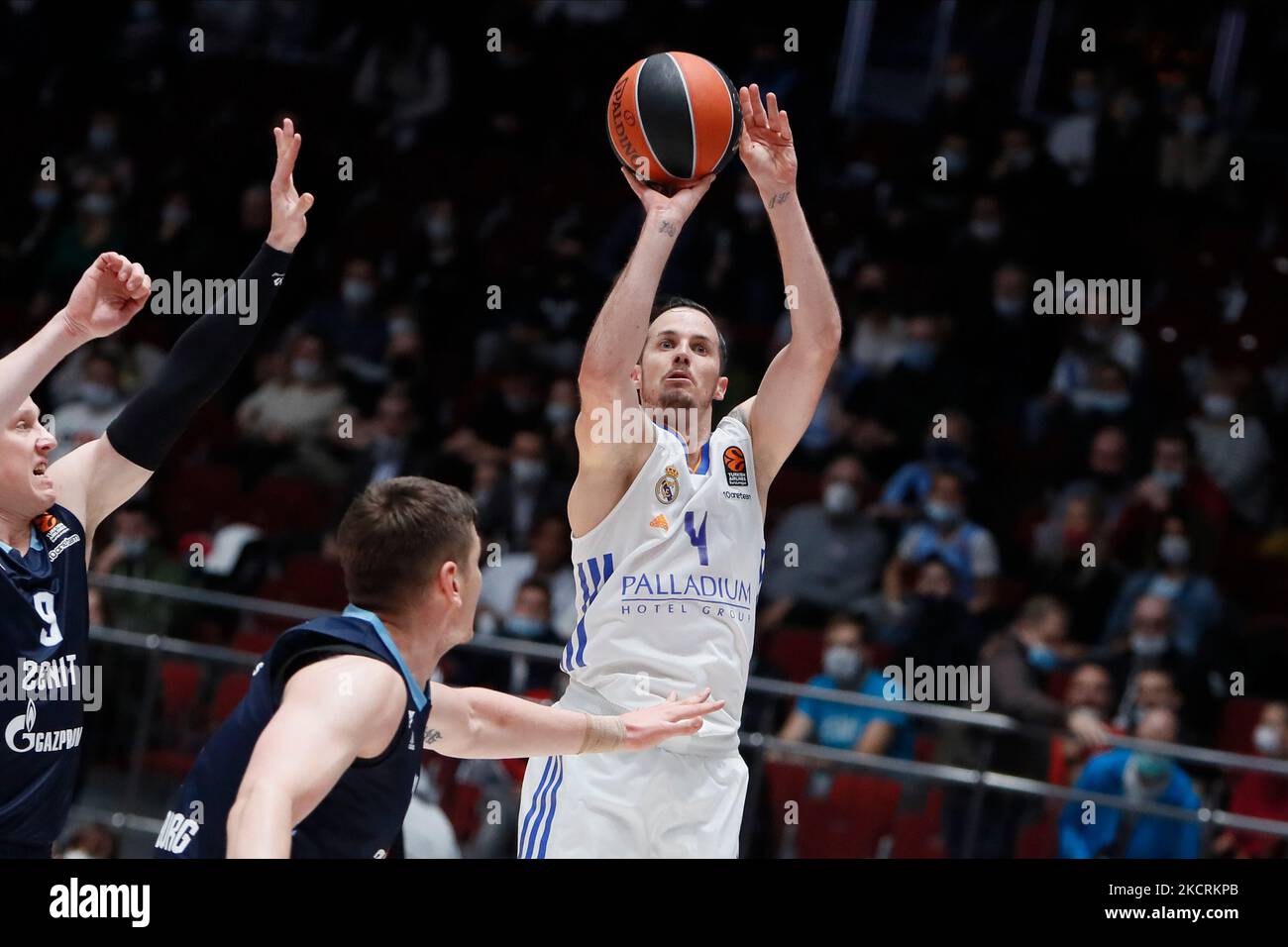 Thomas Heurtel (R) del Real Madrid spara durante la partita di pallacanestro Eurolega tra Zenit San Pietroburgo e Real Madrid il 27 ottobre 2021 al Palazzo dello Sport di Yubileyny a San Pietroburgo, Russia. (Foto di Mike Kireev/NurPhoto) Foto Stock