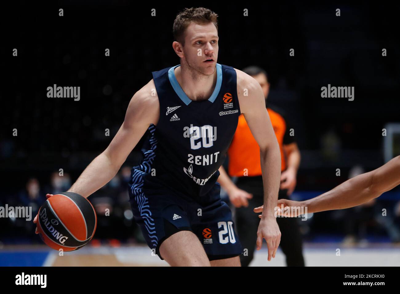 Andrey Zubkov di Zenit in azione durante la partita di pallacanestro Eurolega tra Zenit San Pietroburgo e Real Madrid il 27 ottobre 2021 al Palazzo dello Sport di Yubileyny a San Pietroburgo, Russia. (Foto di Mike Kireev/NurPhoto) Foto Stock