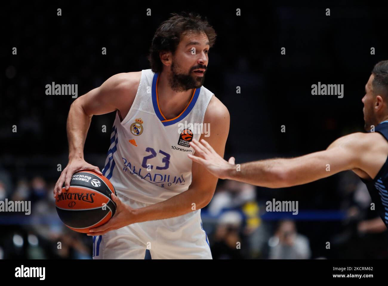 Sergio Llull del Real Madrid in azione durante la partita di pallacanestro Eurolega tra Zenit San Pietroburgo e Real Madrid il 27 ottobre 2021 al Palazzo dello Sport di Yubileyny a San Pietroburgo, Russia. (Foto di Mike Kireev/NurPhoto) Foto Stock