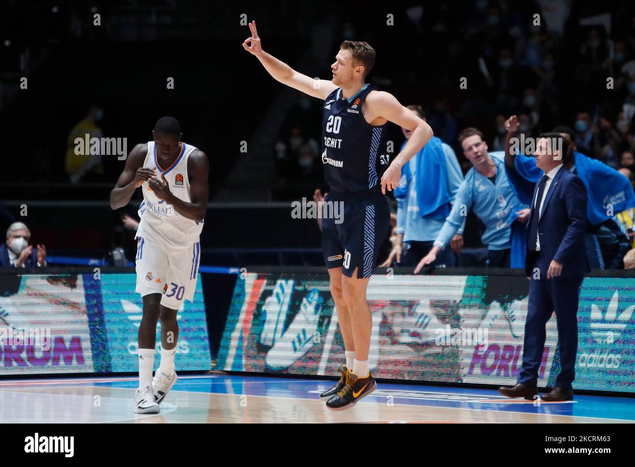 Andrey Zubkov (C) di Zenit festeggia durante la partita di pallacanestro Eurolega tra Zenit San Pietroburgo e Real Madrid il 27 ottobre 2021 al Palazzo dello Sport di Yubileyny a San Pietroburgo, Russia. (Foto di Mike Kireev/NurPhoto) Foto Stock