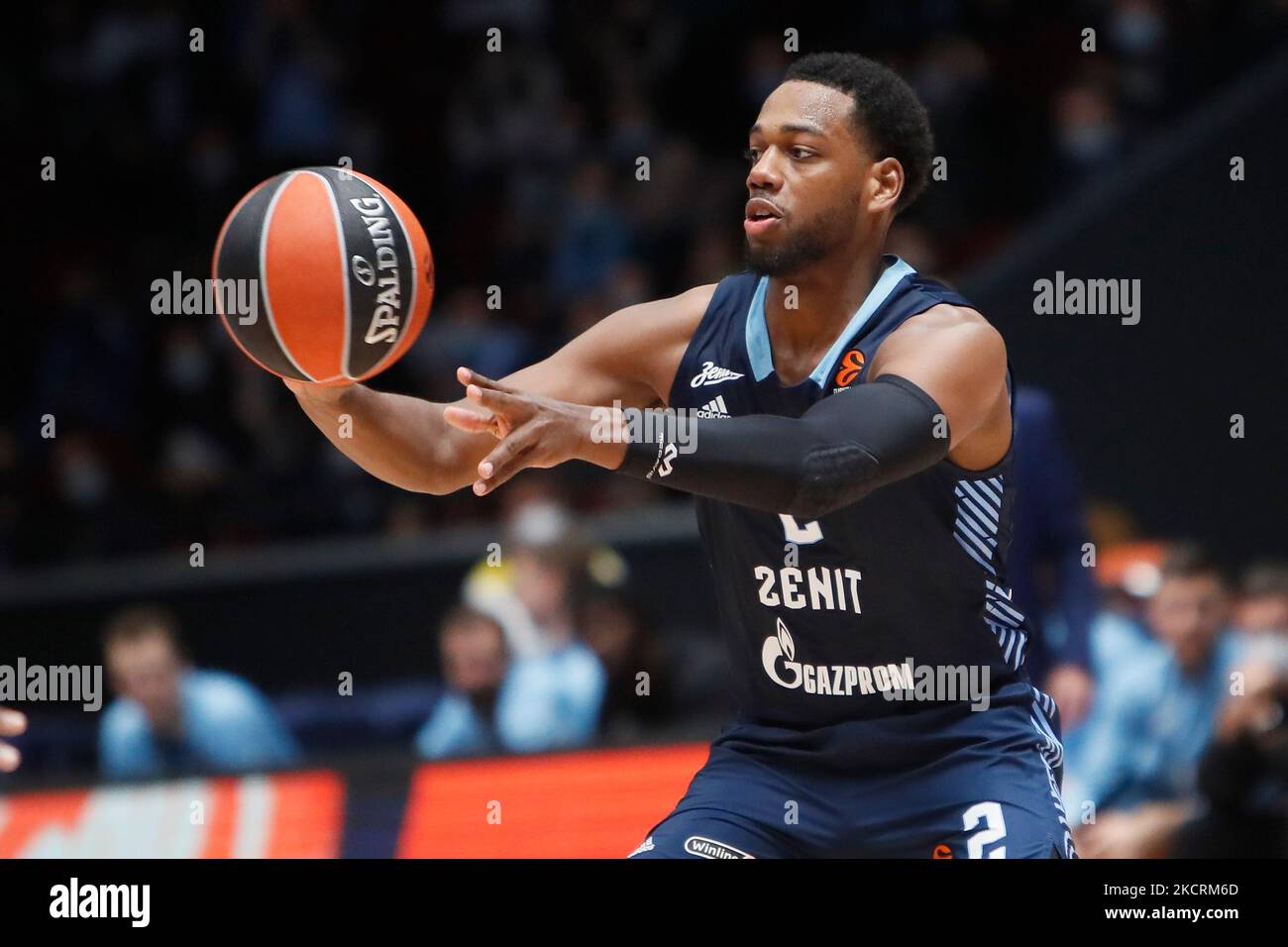 Jordan Loyd of Zenit passa la palla durante la partita di pallacanestro Eurolega tra Zenit San Pietroburgo e il Real Madrid il 27 ottobre 2021 al Palazzo dello Sport di Yubileyny a San Pietroburgo, Russia. (Foto di Mike Kireev/NurPhoto) Foto Stock